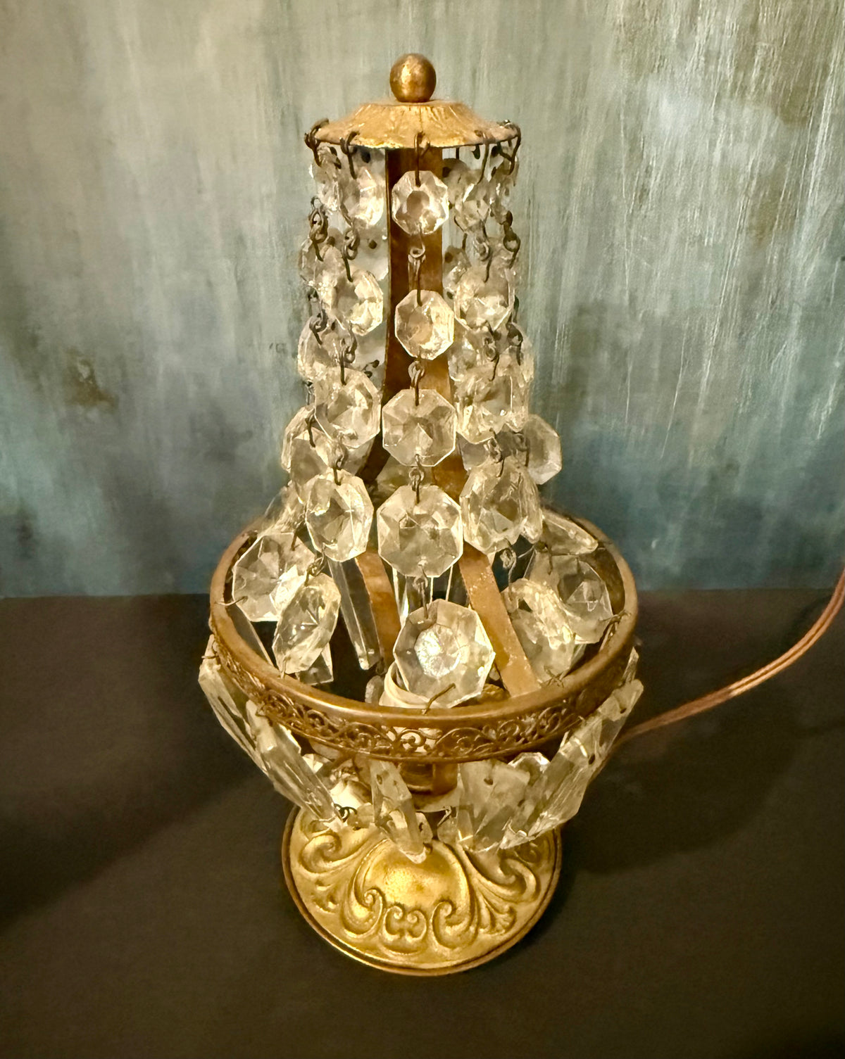 Vintage Hollywood Regency Brass and Crystal Basket Boudoir Table Lamp – Mid-Century French Empire Style