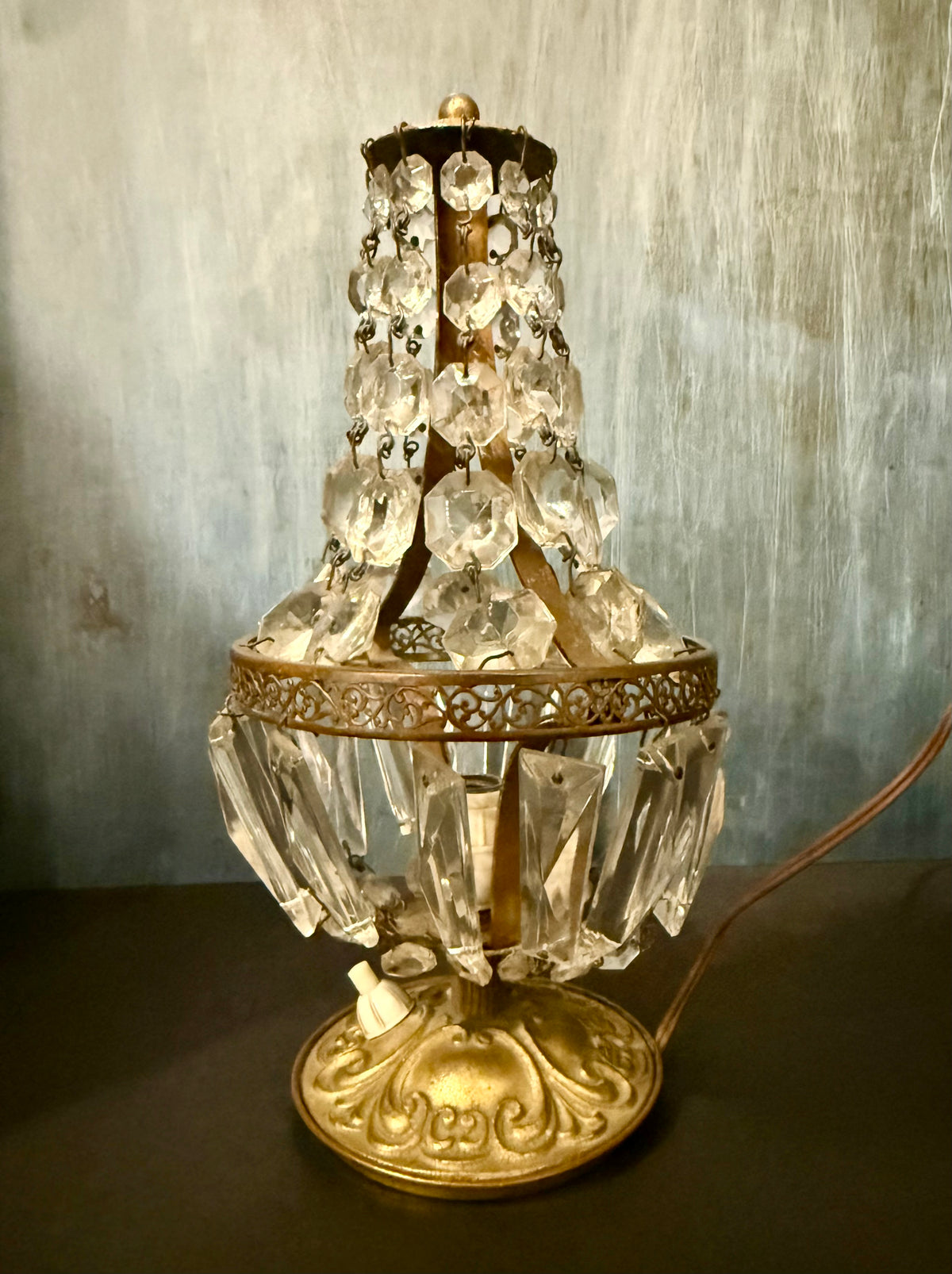 Vintage Hollywood Regency Brass and Crystal Basket Boudoir Table Lamp – Mid-Century French Empire Style
