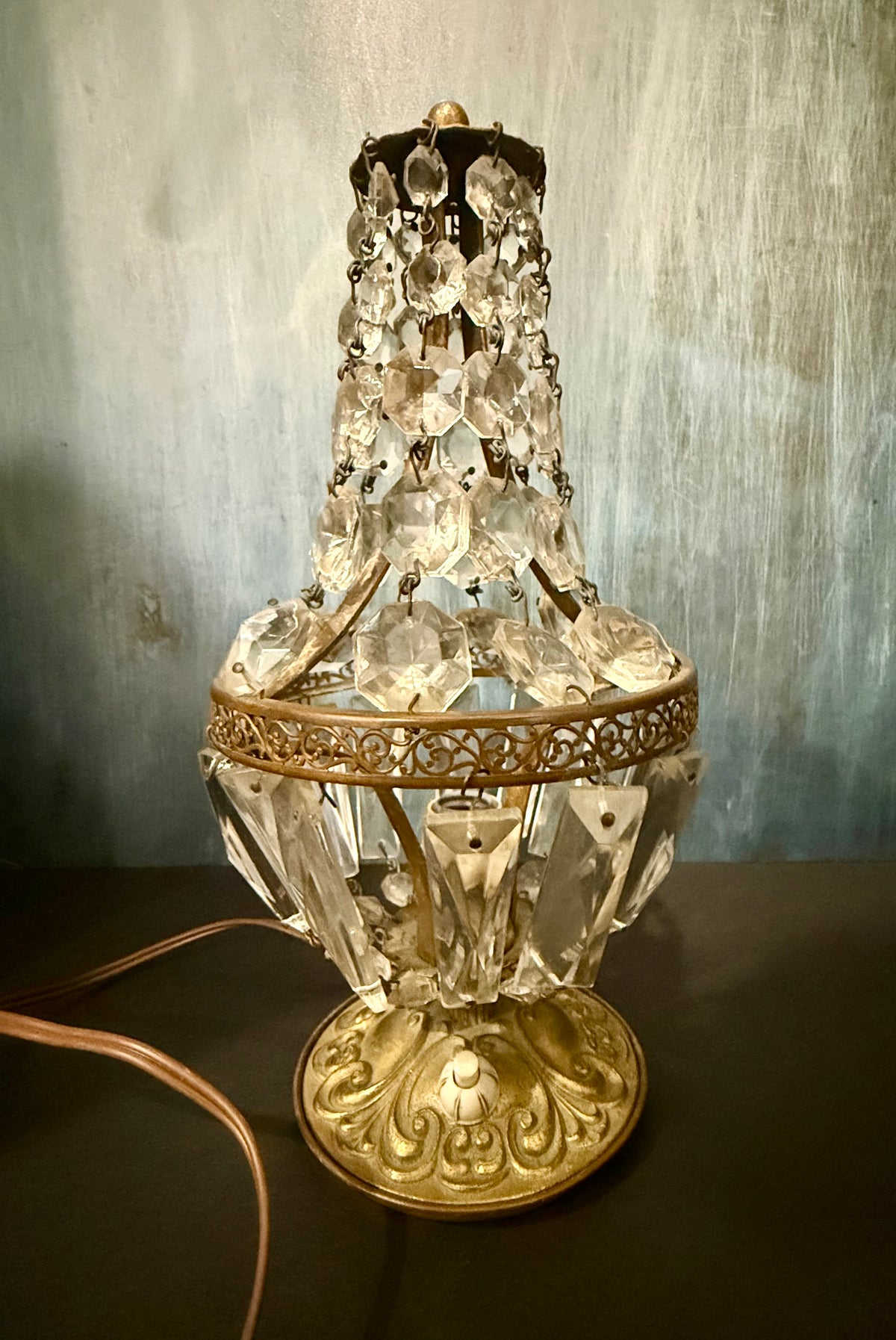 Vintage Hollywood Regency Brass and Crystal Basket Boudoir Table Lamp – Mid-Century French Empire Style