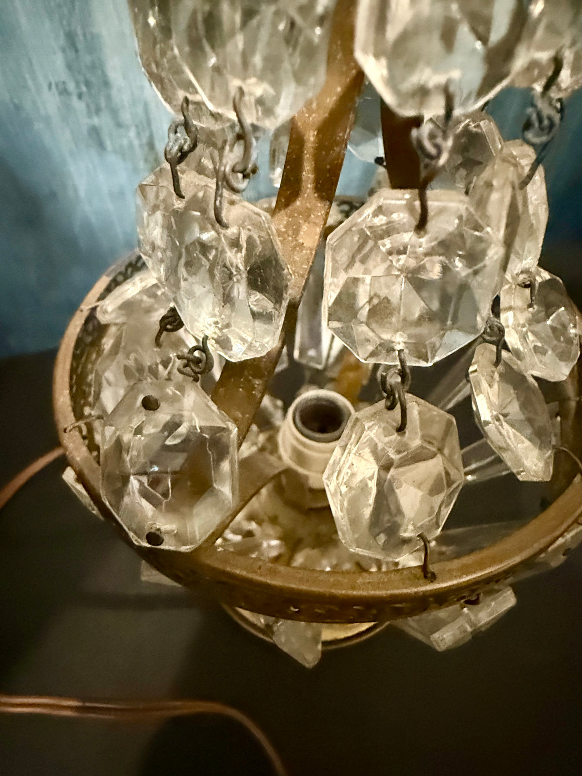 Vintage Hollywood Regency Brass and Crystal Basket Boudoir Table Lamp – Mid-Century French Empire Style