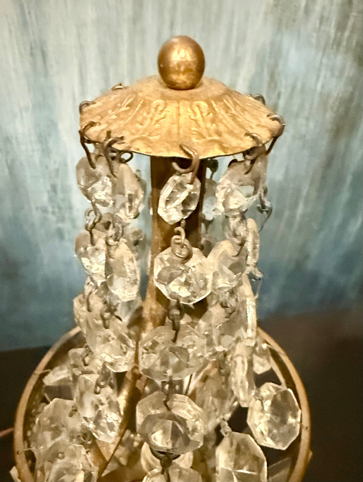 Vintage Hollywood Regency Brass and Crystal Basket Boudoir Table Lamp – Mid-Century French Empire Style