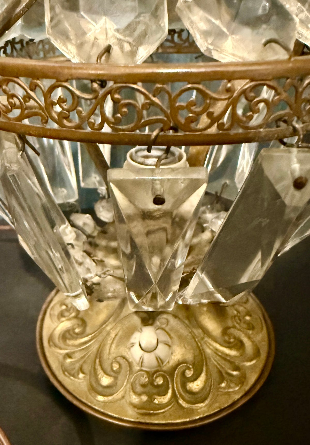 Vintage Hollywood Regency Brass and Crystal Basket Boudoir Table Lamp – Mid-Century French Empire Style