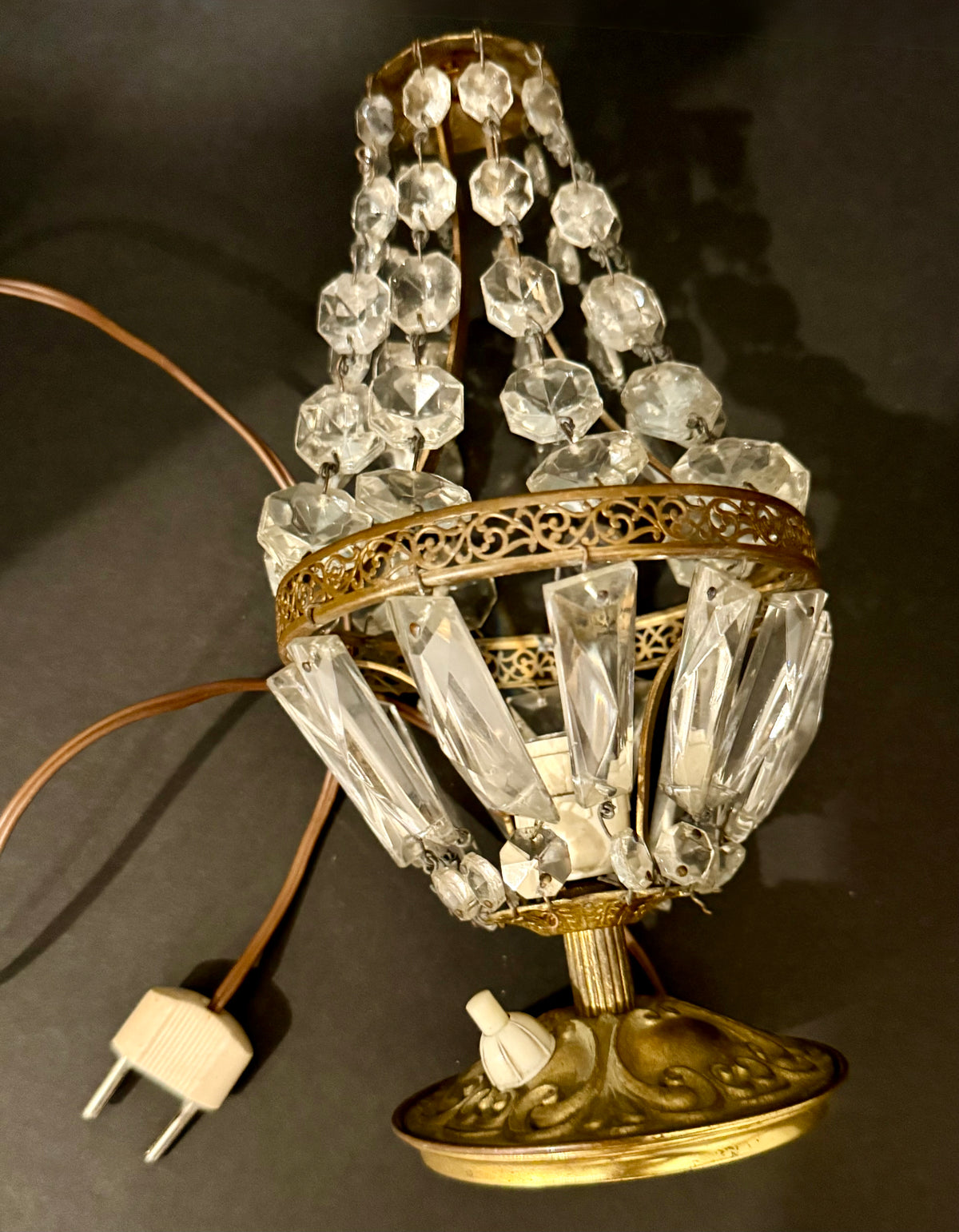 Vintage Hollywood Regency Brass and Crystal Basket Boudoir Table Lamp – Mid-Century French Empire Style