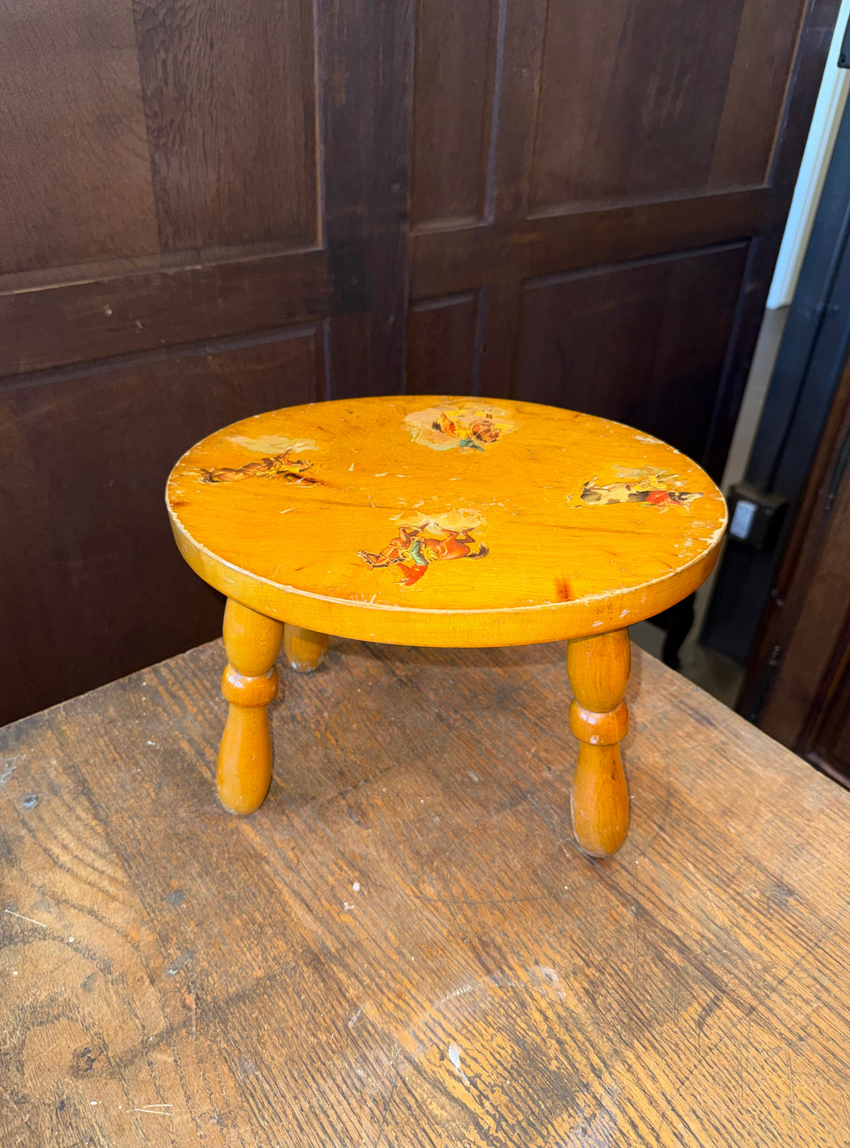 • Vintage Western Cowboy Painted Wooden Footstool – Rustic Farmhouse Accent Riser & Plant Stand